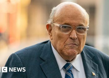 Rudy Giuliani se lesionó en accidente automovilístico, dice el guardia de seguridad