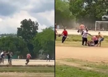 Así Fue la brutal Batalla Campaña Campal de Padres de Familia, Mientras Sus Hijos Jugaban El Partido Con Normalidad