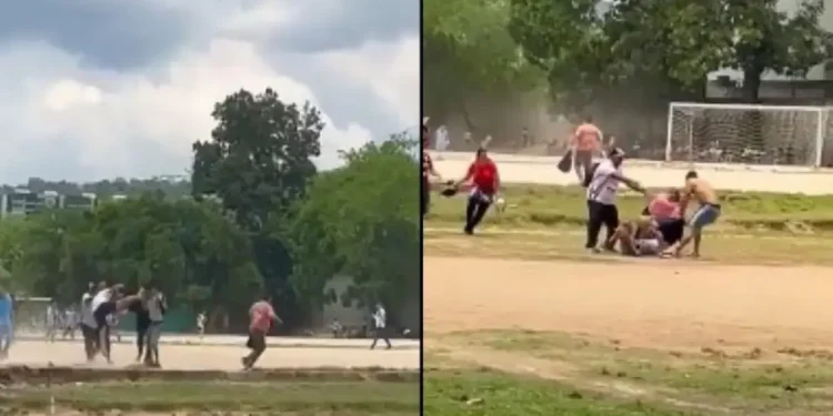 Así Fue la brutal Batalla Campaña Campal de Padres de Familia, Mientras Sus Hijos Jugaban El Partido Con Normalidad