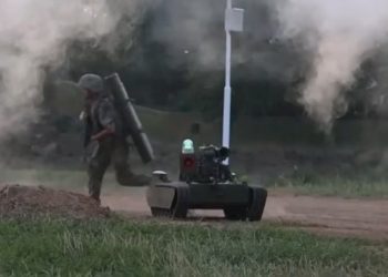 China prueba nuevos drones terrestres con lanzadores de cohetes