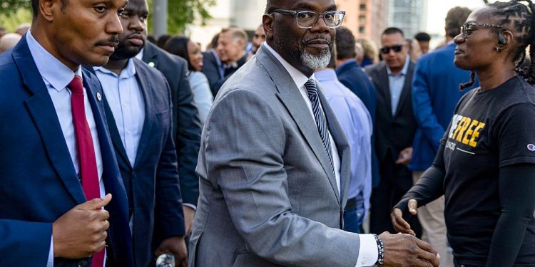 El alcalde de Chicago ordena a la ciudad que contrarresta el despliegue de tropas de Trump