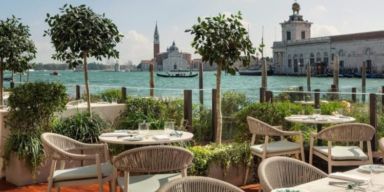 El artista viral Simon Berger presenta piezas de arte comisionadas exclusivas para el St. Regis Venecia