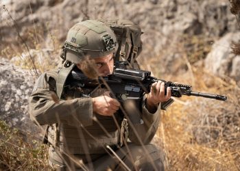 El cliente asiático misterioso compra miras de rifle computarizadas de fabricación israelí