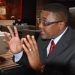 Envenenado y encadenado a una cama de hospital de Zimbabwe: el Dr. Walter Mzembi está luchando por su vida