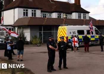 La policía realiza tres arrestos durante la protesta de Epping