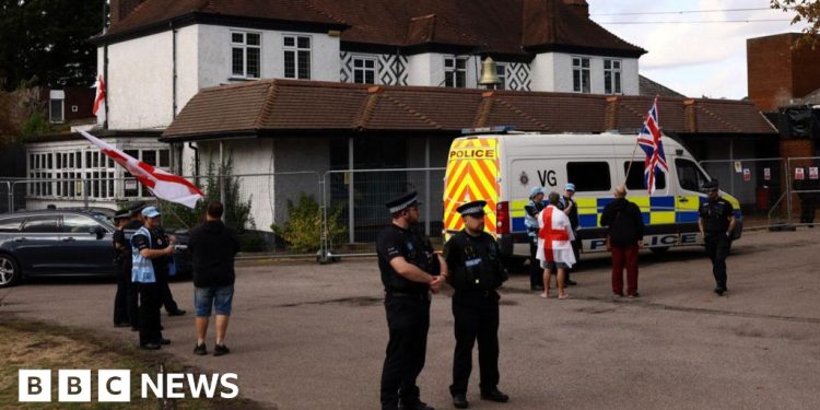 La policía realiza tres arrestos durante la protesta de Epping