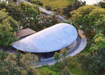 El horno de piedra de Archermit Sculpts en el valle 'con techo en forma de pétalo