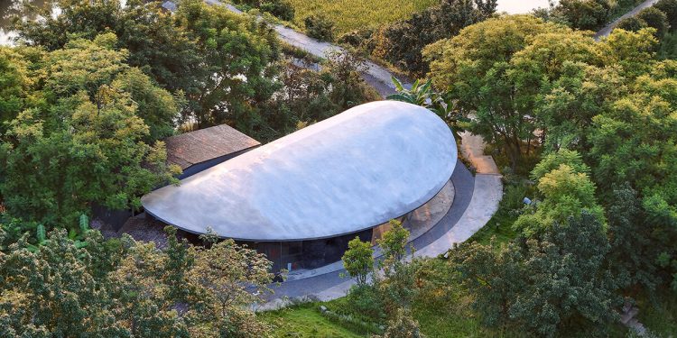 El horno de piedra de Archermit Sculpts en el valle 'con techo en forma de pétalo