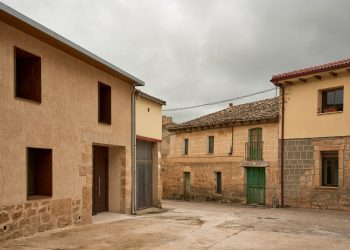 Casa dentro de una casa / hecha.v arquitectos