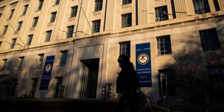 La Transiciónica de Trump Firma Un Acuerdo Con El Departamento de Justicia que Allana El Camino para que el FBI comprue los Antecedentes de los Elegidos por Trump