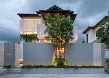 Fachadas textiles curvas envuelve casa renacida en el pueblo de Bangkok