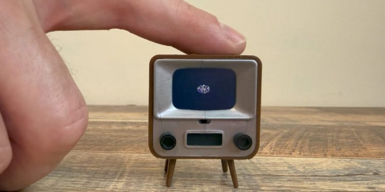 El reproductor de video parece un televisor de 1 pulgada de los años 60 y es maravilloso e inútil divertido