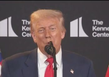 Totalmente activado Trump se derrite en el Centro Kennedy