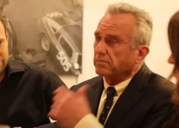 Los altos funcionarios de los CDC renuncian después de que RFK Jr. hace que Covid sea genial nuevamente