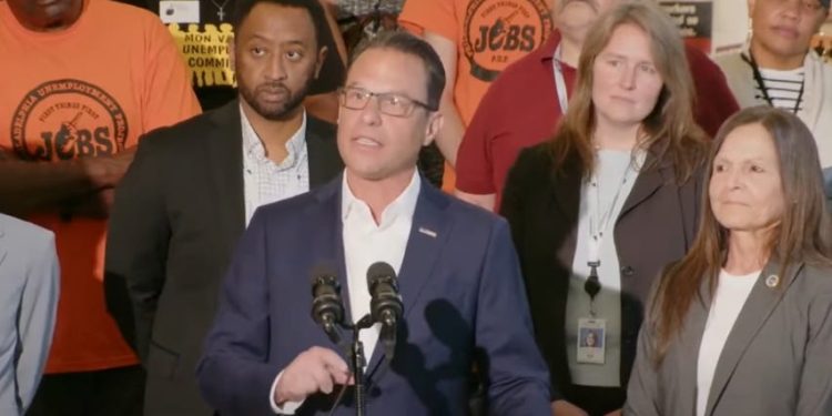 El gobernador Josh Shapiro destruye a Trump por atacar la votación