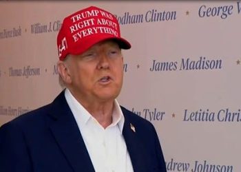 Trump que suena viejo y agotado suena tonto en Bolton Raid