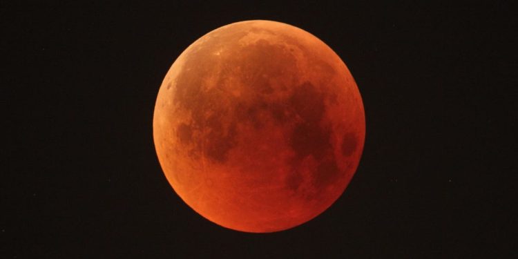 Se acerca un eclipse lunar total, pero es posible que no puedas verlo