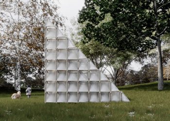 La piel textil blanca sobre el marco de la madera forma cabaña nómada triangular por celva y saga