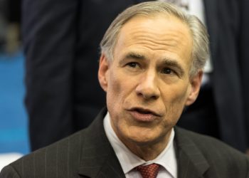 Greg Abbott se enfrentará a Beto O'Rourke en la carrera de gobernador de Texas después de las victorias primarias