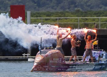 3 hermanos escoceses establecieron récord de remo para el cruce más rápido del Pacífico: NPR