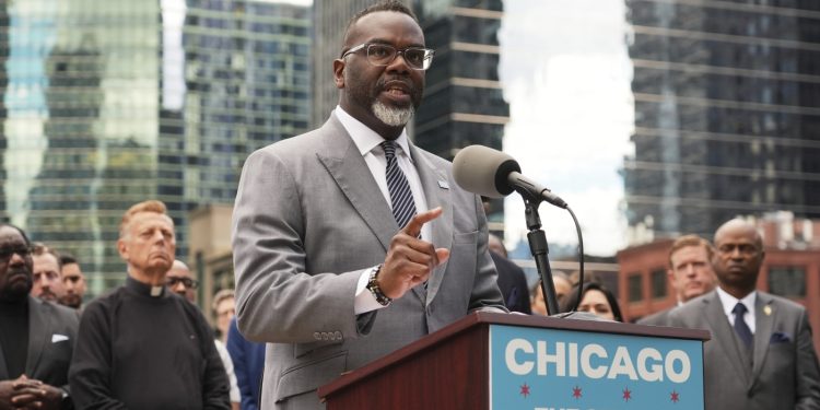 El alcalde de Chicago se retira mientras la administración de Trump prepara la represión de inmigración: NPR