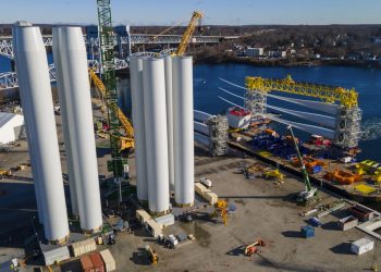 Trump cancela millones en fondos para proyectos eólicos en alta mar: NPR