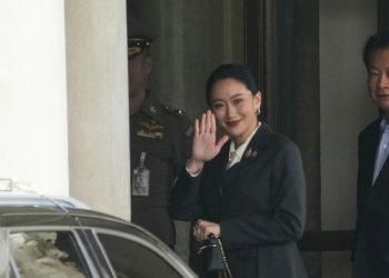 El tribunal tailandés desestimó al primer ministro por una llamada telefónica comprometida con el líder camboyano: NPR