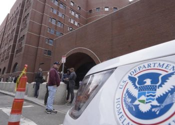 El juez federal emite la orden de bloquear el esfuerzo de Trump para expandir deportaciones rápidas de migrantes