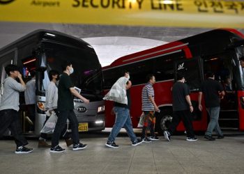 Más de 300 trabajadores surcoreanos regresan a casa después de la redada de inmigración estadounidense | Noticias de negocios y economía