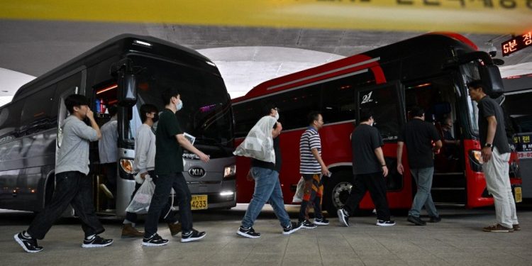 Más de 300 trabajadores surcoreanos regresan a casa después de la redada de inmigración estadounidense | Noticias de negocios y economía