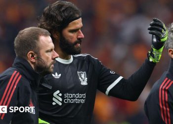El portero lesionado del Liverpool Alisson 'no jugará el sábado'