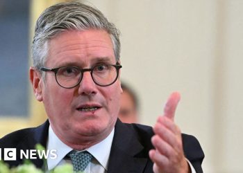 Starmer enfrenta presión para entregar mientras intenta golpear el contraste con la reforma