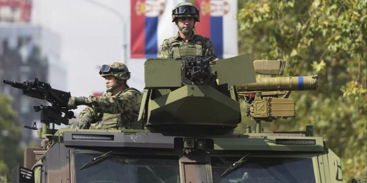 ¿Qué puede revelar el desfile militar masivo en Belgrado sobre la política exterior de Serbia?
