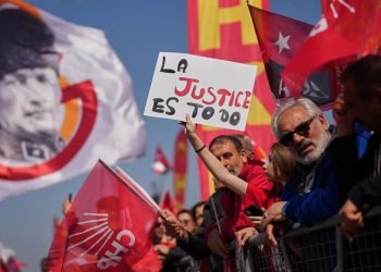 Tribunal anheluls Estanbul Congreso del partido de oposición principal de Turquía y desestima a los funcionarios