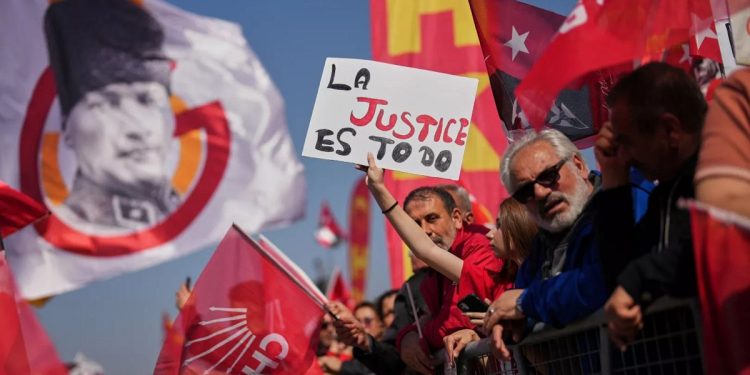 Tribunal anheluls Estanbul Congreso del partido de oposición principal de Turquía y desestima a los funcionarios
