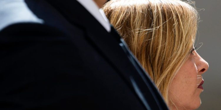 Los policías italianos investigan el sitio porno que atacó a Meloni y a las mujeres políticas – Político