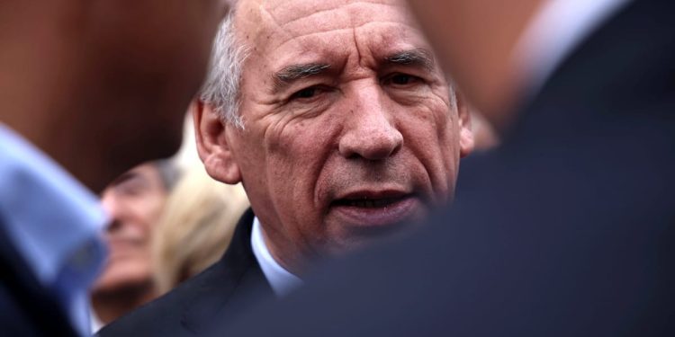 François Bayrou aún puede tener un último acto: Politico