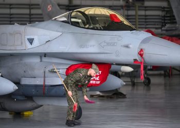 Polonia cierra el espacio aéreo, revuelve los aviones después de que Rusia lanza el «ataque masivo» contra Ucrania – Político