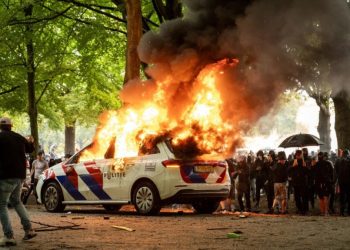 La policía holandesa usa el cañón de agua para dispersar a los manifestantes antiinmigrantes | Noticias