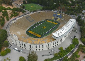 Cal anuncia la sección del estadio para el grupo de fanáticos de los Raiders 'Black Hole'