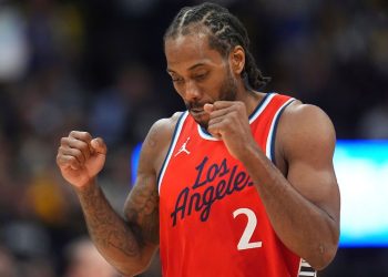 Informe: los Clippers fallaron la tapa salarial de la NBA con el pago de Kawhi Leonard