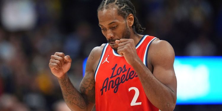 Informe: los Clippers fallaron la tapa salarial de la NBA con el pago de Kawhi Leonard