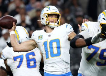 Justin Herbert controla el juego en la victoria de los Chargers sobre Raiders
