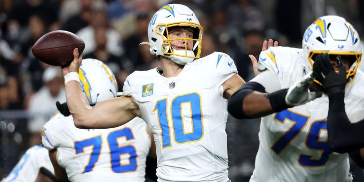 Justin Herbert controla el juego en la victoria de los Chargers sobre Raiders