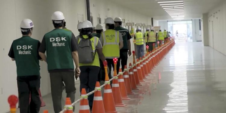 Por qué los trabajadores de EV coreanos ahora llevan pasaportes a todas partes en medio de temores de inmigración