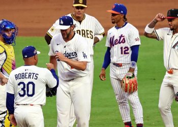 ¡Firma mi camiseta! Incluso los oponentes de Clayton Kershaw quieren uno