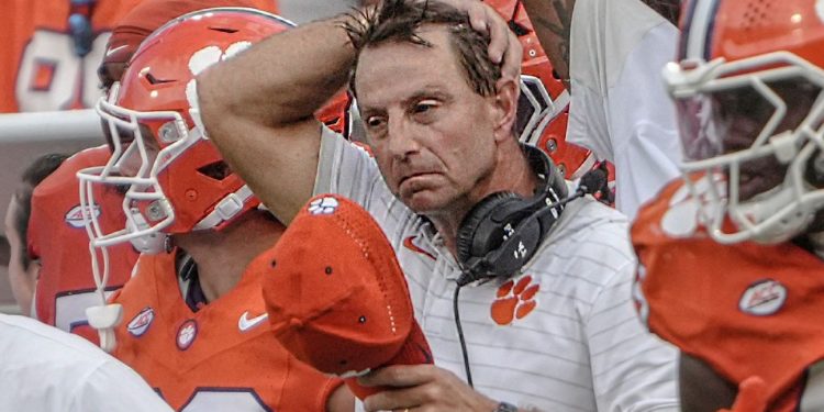 Dabo Swinney emocional como la pérdida 'dolorosa' cae a Clemson a 1-3