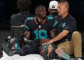 Fuente: Tyreek Hill se llevó con sospecha de rodilla dislocada