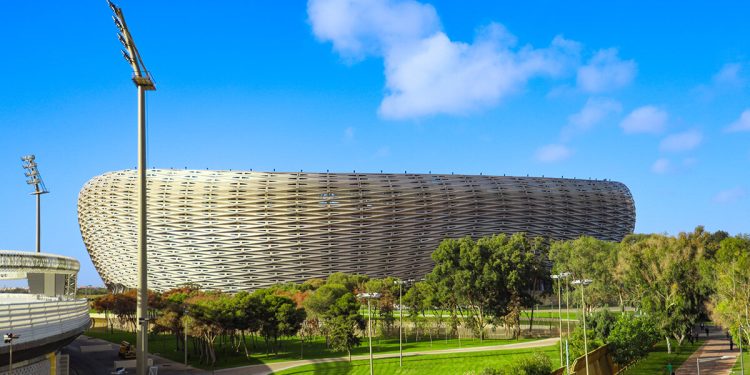 Los triángulos dorados componen la fachada del estadio Populoso en Marruecos