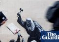 El personal de la corte cubre la imagen de Banksy del juez que golpea a un manifestante | Banksy